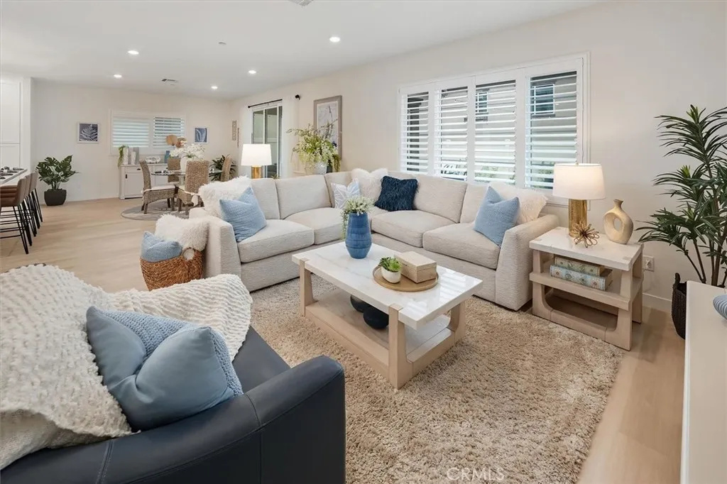 20912 20912 Silvergate Way, Newhall, California 91321 home-pic-5